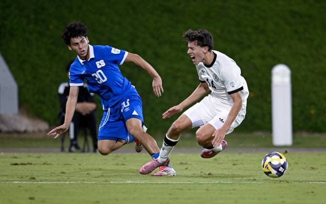 Football, Junior U 17 World Cup 2025 in Doha Qatar Preliminary round 10 11 2025 Group G El Salvador Germany Adonis Campos left, El Salvador against Toni Langsteiner right, Germany