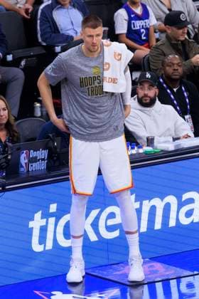 November 10, 2025, Inglewood, California, USA: Kristaps Porzingis 8 of the Atlanta Hawks on the sideline during their regular season NBA, Basketball Herren, USA game against the Los Angeles Clippers on Monday November 10, 2025 at Intuit Dome in Inglewood, California. Clippers lose to Hawks, 102-105. ARIANA RUIZ PI Inglewood USA - ZUMAp124 20251110_zaa_p124_120 Copyright: xArianaxRuizx