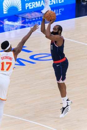 November 10, 2025, Inglewood, California, USA: James Harden 1 of the Los Angeles Clippers makes a three point shot as Onyeka Okongwu 17 of the Atlanta Hawks defends the basket during their regular season NBA, Basketball Herren, USA game on Monday November 10, 2025 at Intuit Dome in Inglewood, California. Clippers lose to Hawks, 102-105. ARIANA RUIZ PI Inglewood USA - ZUMAp124 20251110_zaa_p124_135 Copyright: xArianaxRuizx