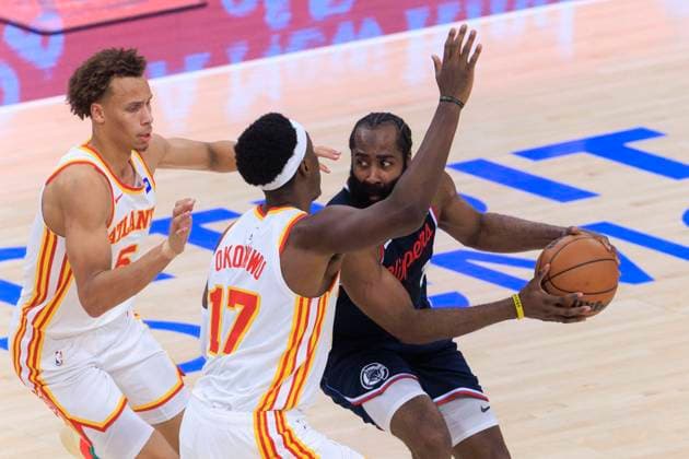 November 10, 2025, Inglewood, California, USA: Dyson Daniels 5 and Onyeka Okongwu 17 of the Atlanta Hawks guard James Harden 1 of the Los Angeles Clippers during their regular season NBA, Basketball Herren, USA game on Monday November 10, 2025 at Intuit Dome in Inglewood, California. Clippers lose to Hawks, 102-105. ARIANA RUIZ PI Inglewood USA - ZUMAp124 20251110_zaa_p124_136 Copyright: xArianaxRuizx