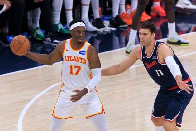 November 10, 2025, Inglewood, California, USA: Onyeka Okongwu 17 of the Atlanta Hawks receives the ball as Brook Lopez 11 of the Los Angeles Clippers defends during their regular season NBA, Basketball Herren, USA game on Monday November 10, 2025 at Intuit Dome in Inglewood, California. Clippers lose to Hawks, 102-105. ARIANA RUIZ PI Inglewood USA - ZUMAp124 20251110_zaa_p124_137 Copyright: xArianaxRuizx