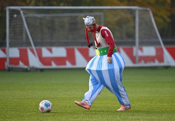 10 11 2025, xophax, Soccer 1 Bundesliga, 1 FC Köln 11 11 Carnival start in Cologne , Training disguised and fun training of the team of 1 FC Köln Tom Krauß 1 FC Köln DFL DFB REGULATIONS PROHIBIT ANY USE OF PHOTOGRAPHS as IMAGE SEQUENCES and or QUASI VIDEO Köln