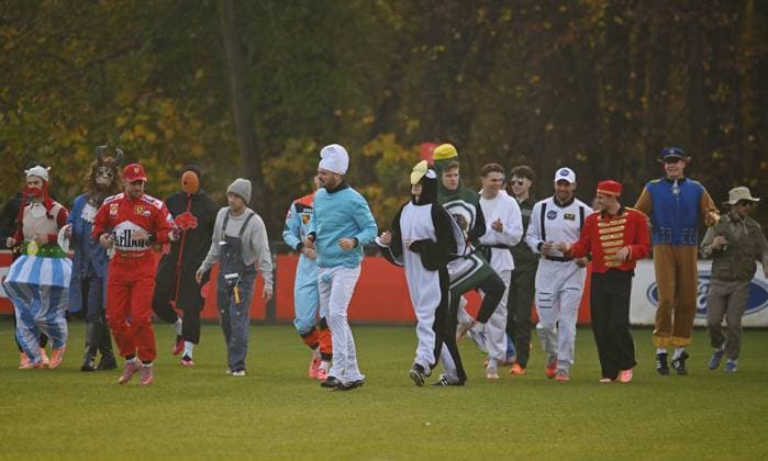 10 11 2025, xophax, Soccer 1 Bundesliga, 1 FC Köln 11 11 Start of carnival in Cologne, training dressed up and fun training of the team of 1 FC Köln team dressed up while running DFL DFB REGULATIONS PROHIBIT ANY USE OF PHOTOGRAPHS as IMAGE SEQUENCES and or QUASI VIDEO Köln