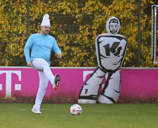 10 11 2025, xophax, Soccer 1 Bundesliga, 1 FC Köln 11 11 Carnival start in Cologne , Training Dressed up and fun training of the team of 1 FC Köln coach Lukas Kwasniok DFL DFB REGULATIONS PROHIBIT ANY USE OF PHOTOGRAPHS as IMAGE SEQUENCES and or QUASI VIDEO Köln
