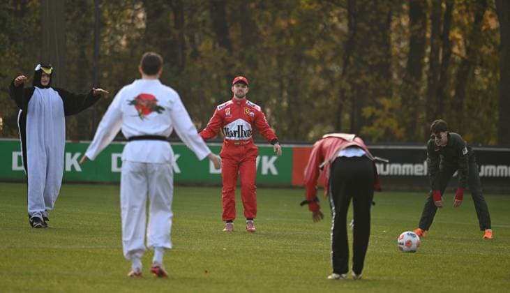 10 11 2025, xophax, Soccer 1 Bundesliga, 1 FC Köln 11 11 Start of carnival in Cologne, training dressed up and fun training of the 1 FC Köln team Back from left to right Eric Martel , Jan Thielmann and Denis Huseinbasic Cologne