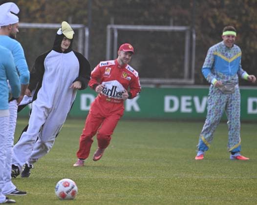 10 11 2025, xophax, Soccer 1 Bundesliga, 1 FC Köln 11 11 Start of carnival in Cologne, training dressed up and fun training of the 1 FC Köln team Back from left to right Eric Martel , Jan Thielmann and Dominique Heintz all 1 FC Köln Köln