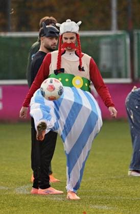 10 11 2025, xophax, Soccer 1 Bundesliga, 1 FC Köln 11 11 Start of carnival in Cologne , Training dressed up and fun training of the team of 1 FC Köln Team dressed up at training Tom Krauss 1 FC Köln Köln