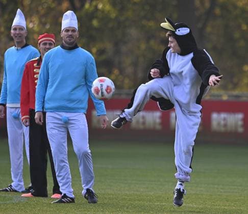 10 11 2025, xophax, Soccer 1 Bundesliga, 1 FC Köln 11 11 Start of carnival in Cologne , Training dressed up and fun training of the team of 1 FC Köln Team dressed up at training Eric Martel , right at the ball 1 FC Köln Köln