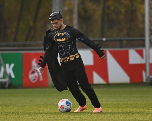 10.11.2025, xophax, Fussball 1.Bundesliga, 1.FC Köln 11.11.Karnevalsbeginn in Köln , Training. Verkleidet und Spasstraining der Mannschaft vom 1.FC Köln. Mannschaft verkleidet beim Training. Jusuf Gazibegovic ( 1.FC Köln ) Köln *** 10 11 2025, xophax, Soccer 1 Bundesliga, 1 FC Köln 11 11 Start of carnival in Cologne, training dressed up and fun training of the team of 1 FC Köln Team dressed up at training Jusuf Gazibegovic 1 FC Köln Köln