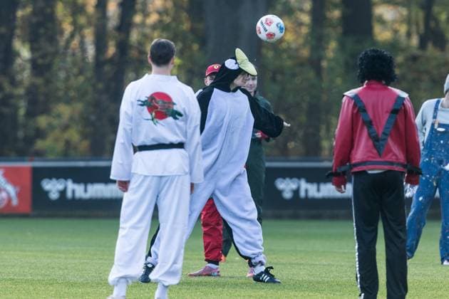 Carnival training 1 FC Cologne 20 02 2024 Eric Martel 1 FC Cologne, 6 as Penguin Header Carnival training 1 FC Cologne Geissbockheim, 11 11 2025 Copyright: xBEAUTIFULxSPORTS Wunderlx