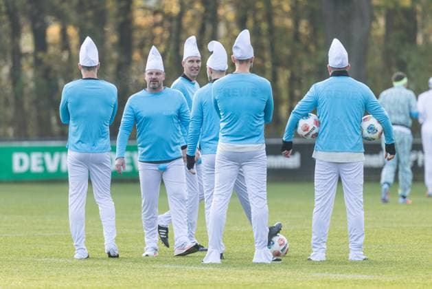 Carnival training 1 FC Köln 20 02 2024 Lukas Kwasniok coach 1 FC Köln and his coaching team as Smurfs Carnival training 1 FC Köln Geissbockheim, 11 11 2025 Copyright: xBEAUTIFULxSPORTS Wunderlx