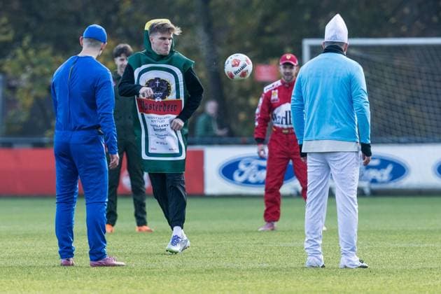 Carnival training 1 FC Cologne 20 02 2024 Marius Bülter 1 FC Cologne, 30 as Jägermeister bottle Carnival training 1 FC Cologne Geissbockheim, 11 11 2025 Copyright: xBEAUTIFULxSPORTS Wunderlx
