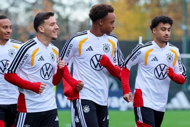 Said El Mala (Germany), Assan Ouedraogo (Germany) und Nathaniel Brown (Germany) unterhalten sich, , Training der deutschen Fussball Nationalmannschaft, Volkswagen Arena am 11. November 2025 in Wolfsburg, Deutschland. (Foto von Marco Steinbrenner DeFodi Images) Said El Mala (Germany), Assan Ouedraogo (Germany) und Nathaniel Brown (Germany) talk together, , Training der deutschen Fussball Nationalmannschaft, Volkswagen Arena, November 11, 2025 in Wolfsburg, Germany. (Photo by Marco Steinbrenner DeFodi Images) DFL regulations prohibit any use of photographs as image sequences and or quasi-video. Said El Mala Germany , Assan Ouedraogo Germany and Nathaniel Brown Germany talk together, , German national soccer team training, Volkswagen Arena, November 11, 2025 in Wolfsburg, Germany Photo by Marco Steinbrenner DeFodi Images Said El Mala Germany , Assan Ouedraogo Germany and Nathaniel Brown Germany talk together, , Training of the German national soccer team, Volkswagen Arena, November 11, 2025 in Wolfsburg, Germany Photo by Marco Steinbrenner DeFodi Images DFL regulations prohibit any use of photographs as image sequences and or quasi video