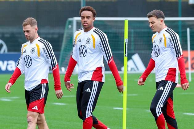 Joshua Kimmich (Germany), Assan Ouedraogo (Germany) und Said El Mala (Germany) schauen, , Training der deutschen Fussball Nationalmannschaft, Volkswagen Arena am 11. November 2025 in Wolfsburg, Deutschland. (Foto von Marco Steinbrenner DeFodi Images) Joshua Kimmich (Germany), Assan Ouedraogo (Germany) und Said El Mala (Germany) look on, , Training der deutschen Fussball Nationalmannschaft, Volkswagen Arena, November 11, 2025 in Wolfsburg, Germany. (Photo by Marco Steinbrenner DeFodi Images) DFL regulations prohibit any use of photographs as image sequences and or quasi-video. Joshua Kimmich Germany , Assan Ouedraogo Germany and Said El Mala Germany look on, , Training of the German national soccer team, Volkswagen Arena, November 11, 2025 in Wolfsburg, Germany Photo by Marco Steinbrenner DeFodi Images Joshua Kimmich Germany , Assan Ouedraogo Germany and Said El Mala Germany look on, , Training of the German national soccer team, Volkswagen Arena, November 11, 2025 in Wolfsburg, Germany Photo by Marco Steinbrenner DeFodi Images DFL regulations prohibit any use of photographs as image sequences and or quasi video