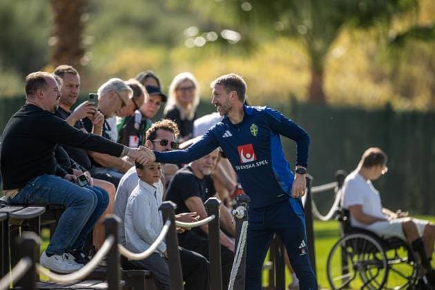 251111 Head coach Graham Potter of the Swedish national football team with fans during a training session on November 11, 2025 in Marbella Photo Joel Marklund BILDBYRAN kod JM JM0746 bbeng fotboll football soccer fotball vm kval fifa world cup qualifier träning practice training sverige sweden sverige a publik  Copyright: JOELxMARKLUND BB251111JM006