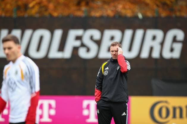 11 11 2025, xtgx, football national team, training in Wolfsburg emspor, v l Julian Nagelsmann Germany, coach thoughtful DFL DFB REGULATIONS PROHIBIT ANY USE OF PHOTOGRAPHS as IMAGE SEQUENCES and or QUASI VIDEO Wolfsburg