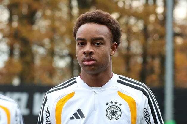 11 11 2025, xtgx, football national team, training in Wolfsburg emspor, v l Forzan Assan Ouedraogo Germany DFL DFB REGULATIONS PROHIBIT ANY USE OF PHOTOGRAPHS as IMAGE SEQUENCES and or QUASI VIDEO Wolfsburg