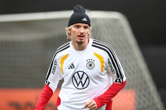 11 11 2025, xtgx, football national team, training in Wolfsburg emspor, v l Nick Woltemade Germany DFL DFB REGULATIONS PROHIBIT ANY USE OF PHOTOGRAPHS as IMAGE SEQUENCES and or QUASI VIDEO Wolfsburg