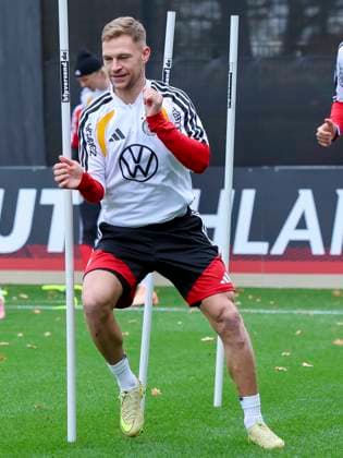 Joshua Kimmich (Germany) waermt sich auf, , Training der deutschen Fussball Nationalmannschaft, Volkswagen Arena am 11. November 2025 in Wolfsburg, Deutschland. (Foto von Marco Steinbrenner DeFodi Images) Joshua Kimmich (Germany) warms up, , Training der deutschen Fussball Nationalmannschaft, Volkswagen Arena, November 11, 2025 in Wolfsburg, Germany. (Photo by Marco Steinbrenner DeFodi Images) DFL regulations prohibit any use of photographs as image sequences and or quasi-video. Joshua Kimmich Germany warms up, , Training der deutschen Fussball Nationalmannschaft, Volkswagen Arena am 11 November 2025 in Wolfsburg, Germany Photo by Marco Steinbrenner DeFodi Images Joshua Kimmich Germany warms up, , Training der deutschen Fussball Nationalmannschaft, Volkswagen Arena, November 11, 2025 in Wolfsburg, Germany Photo by Marco Steinbrenner DeFodi Images DFL regulations prohibit any use of photographs as image sequences and or quasi video