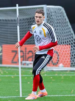 Florian Wirtz (Germany) waermt sich auf, , Training der deutschen Fussball Nationalmannschaft, Volkswagen Arena am 11. November 2025 in Wolfsburg, Deutschland. (Foto von Marco Steinbrenner DeFodi Images) Florian Wirtz (Germany) warms up, , Training der deutschen Fussball Nationalmannschaft, Volkswagen Arena, November 11, 2025 in Wolfsburg, Germany. (Photo by Marco Steinbrenner DeFodi Images) DFL regulations prohibit any use of photographs as image sequences and or quasi-video. Florian Wirtz Germany warms up, , Training der deutschen Fussball Nationalmannschaft, Volkswagen Arena am 11 November 2025 in Wolfsburg, Germany Photo by Marco Steinbrenner DeFodi Images Florian Wirtz Germany warms up, , Training der deutschen Fussball Nationalmannschaft, Volkswagen Arena, November 11, 2025 in Wolfsburg, Germany Photo by Marco Steinbrenner DeFodi Images DFL regulations prohibit any use of photographs as image sequences and or quasi video