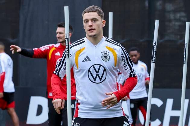 Florian Wirtz (Germany) waermt sich auf, , Training der deutschen Fussball Nationalmannschaft, Volkswagen Arena am 11. November 2025 in Wolfsburg, Deutschland. (Foto von Marco Steinbrenner DeFodi Images) Florian Wirtz (Germany) warms up, , Training der deutschen Fussball Nationalmannschaft, Volkswagen Arena, November 11, 2025 in Wolfsburg, Germany. (Photo by Marco Steinbrenner DeFodi Images) DFL regulations prohibit any use of photographs as image sequences and or quasi-video. Florian Wirtz Germany warms up, , Training der deutschen Fussball Nationalmannschaft, Volkswagen Arena am 11 November 2025 in Wolfsburg, Germany Photo by Marco Steinbrenner DeFodi Images Florian Wirtz Germany warms up, , Training der deutschen Fussball Nationalmannschaft, Volkswagen Arena, November 11, 2025 in Wolfsburg, Germany Photo by Marco Steinbrenner DeFodi Images DFL regulations prohibit any use of photographs as image sequences and or quasi video