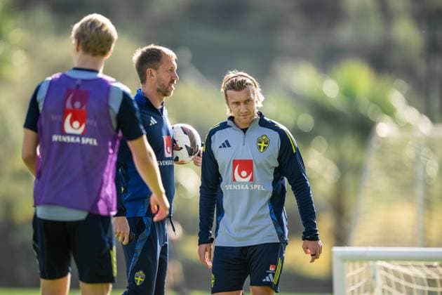 251111 Head coach Graham Potter and Emil Forsberg of the Swedish national football team with fans during a training session on November 11, 2025 in Marbella Photo Joel Marklund BILDBYRAN kod JM JM0746 bbeng fotboll football soccer fotball vm kval fifa world cup qualifier träning practice training sverige sweden sverige a publik  Copyright: JOELxMARKLUND BB251111JM012
