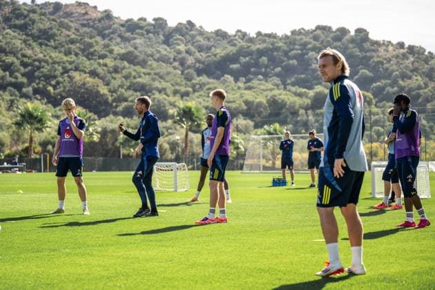 251111 Head coach Graham Potter of the Swedish national football team with fans during a training session on November 11, 2025 in Marbella Photo Joel Marklund BILDBYRAN kod JM JM0746 bbeng fotboll football soccer fotball vm kval fifa world cup qualifier träning practice training sverige sweden sverige a publik  Copyright: JOELxMARKLUND BB251111JM015