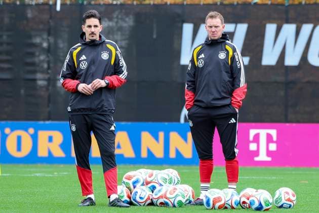 Assistenztrainer Benjamin Huebner (Germany) und Bundestrainer Julian Nagelsmann (Germany) schauen, , Training der deutschen Fussball Nationalmannschaft, Volkswagen Arena am 11. November 2025 in Wolfsburg, Deutschland. (Foto von Marco Steinbrenner DeFodi Images) Assistenztrainer Benjamin Huebner (Germany) und Bundestrainer Julian Nagelsmann (Germany) look on, , Training der deutschen Fussball Nationalmannschaft, Volkswagen Arena, November 11, 2025 in Wolfsburg, Germany. (Photo by Marco Steinbrenner DeFodi Images) DFL regulations prohibit any use of photographs as image sequences and or quasi-video. Assistant coach Benjamin Huebner Germany and national coach Julian Nagelsmann Germany look on, , Training of the German national soccer team, Volkswagen Arena, November 11, 2025 in Wolfsburg, Germany Photo by Marco Steinbrenner DeFodi Images Assistant coach Benjamin Huebner Germany and national coach Julian Nagelsmann Germany look on, , Training of the German national soccer team, Volkswagen Arena, November 11, 2025 in Wolfsburg, Germany Photo by Marco Steinbrenner DeFodi Images DFL regulations prohibit any use of photographs as image sequences and or quasi video