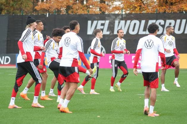 11 11 2025, xgox, Football German National Team Training emspor, v l The team warming up DFL DFB REGULATIONS PROHIBIT ANY USE OF PHOTOGRAPHS as IMAGE SEQUENCES and or QUASI VIDEO Wolfsburg