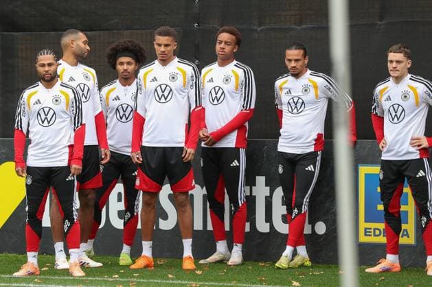 11 11 2025, xgox, Football German National Team Training emspor, v l Serge Gnabry Germany, , Jonathan Tah Germany, , Karim Adeyimi Germany, , Assan Ouedraogo Germany , Leroy Sane Germany, , Florian Wirtz Germany, DFLB DFB REGULATIONS PROHIBIT ANY USE OF PHOTOGRAPHS as IMAGE SEQUENCES and or QUASI VIDEO Wolfsburg