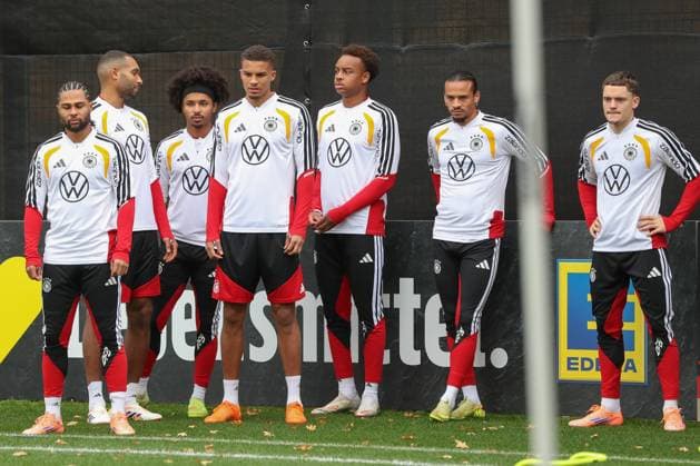 11 11 2025, xgox, Football German National Team Training emspor, v l Serge Gnabry Germany, , Jonathan Tah Germany, , Karim Adeyimi Germany, , Assan Ouedraogo Germany , Leroy Sane Germany, , Florian Wirtz Germany, DFLB DFB REGULATIONS PROHIBIT ANY USE OF PHOTOGRAPHS as IMAGE SEQUENCES and or QUASI VIDEO Wolfsburg