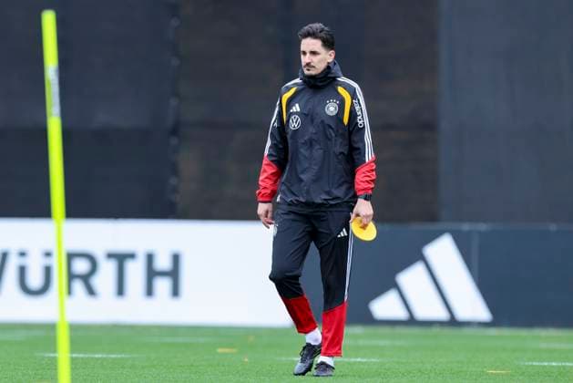 Assistenztrainer Benjamin Huebner (Germany) schaut, , Training der deutschen Fussball Nationalmannschaft, Volkswagen Arena am 11. November 2025 in Wolfsburg, Deutschland. (Foto von Marco Steinbrenner DeFodi Images) Assistenztrainer Benjamin Huebner (Germany) looks on, , Training der deutschen Fussball Nationalmannschaft, Volkswagen Arena, November 11, 2025 in Wolfsburg, Germany. (Photo by Marco Steinbrenner DeFodi Images) DFL regulations prohibit any use of photographs as image sequences and or quasi-video. Assistant coach Benjamin Huebner Germany looks on, , Training of the German national soccer team, Volkswagen Arena on November 11, 2025 in Wolfsburg, Germany Photo by Marco Steinbrenner DeFodi Images Assistant coach Benjamin Huebner Germany looks on, , Training of the German national soccer team, Volkswagen Arena, November 11, 2025 in Wolfsburg, Germany Photo by Marco Steinbrenner DeFodi Images DFL regulations prohibit any use of photographs as image sequences and or quasi video