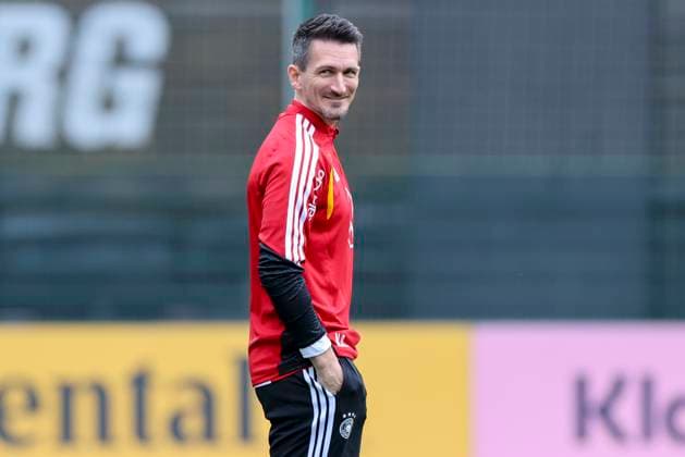 Assistenztrainer Benjamin Glueck (Germany) lacht, , Training der deutschen Fussball Nationalmannschaft, Volkswagen Arena am 11. November 2025 in Wolfsburg, Deutschland. (Foto von Marco Steinbrenner DeFodi Images) Assistenztrainer Benjamin Glueck (Germany) smiles, , Training der deutschen Fussball Nationalmannschaft, Volkswagen Arena, November 11, 2025 in Wolfsburg, Germany. (Photo by Marco Steinbrenner DeFodi Images) DFL regulations prohibit any use of photographs as image sequences and or quasi-video. Assistant coach Benjamin Glueck Germany smiles, , Training of the German national soccer team, Volkswagen Arena on November 11, 2025 in Wolfsburg, Germany Photo by Marco Steinbrenner DeFodi Images Assistant coach Benjamin Glueck Germany smiles, , Training of the German national soccer team, Volkswagen Arena, November 11, 2025 in Wolfsburg, Germany Photo by Marco Steinbrenner DeFodi Images DFL regulations prohibit any use of photographs as image sequences and or quasi video