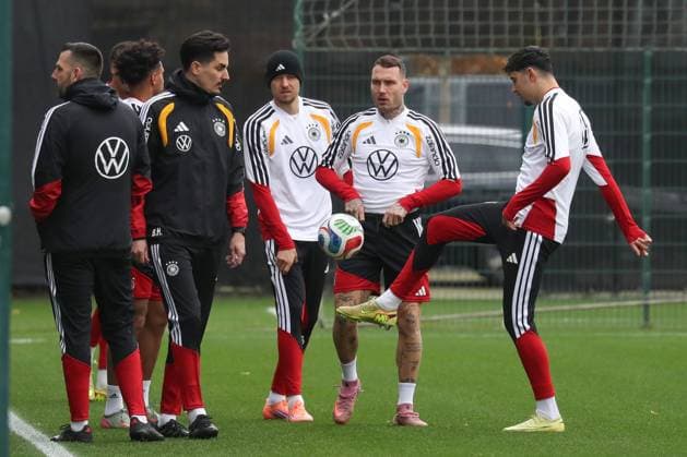 11 11 2025, xgox, Football German National Team Training emspor, v l Waldemar Anton Germany, , David Raum Germany, , Aleksandar Pavlovic Germany, DFL DFB REGULATIONS PROHIBIT ANY USE OF PHOTOGRAPHS as IMAGE SEQUENCES and or QUASI VIDEO Wolfsburg