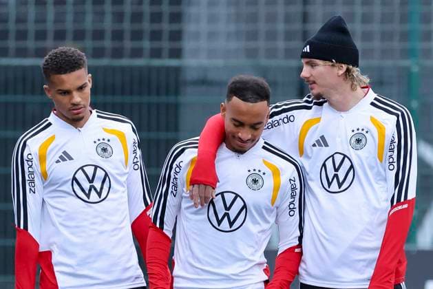 Malick Thiaw (Germany), Jamie Leweling (Germany) und Nick Woltemade (Germany) unterhalten sich, , Training der deutschen Fussball Nationalmannschaft, Volkswagen Arena am 11. November 2025 in Wolfsburg, Deutschland. (Foto von Marco Steinbrenner DeFodi Images) Malick Thiaw (Germany), Jamie Leweling (Germany) und Nick Woltemade (Germany) talk together, , Training der deutschen Fussball Nationalmannschaft, Volkswagen Arena, November 11, 2025 in Wolfsburg, Germany. (Photo by Marco Steinbrenner DeFodi Images) DFL regulations prohibit any use of photographs as image sequences and or quasi-video. Malick Thiaw Germany , Jamie Leweling Germany and Nick Woltemade Germany talk together, , German national soccer team training, Volkswagen Arena, November 11, 2025 in Wolfsburg, Germany Photo by Marco Steinbrenner DeFodi Images Malick Thiaw Germany , Jamie Leweling Germany and Nick Woltemade Germany talk together, , Training of the German national soccer team, Volkswagen Arena, November 11, 2025 in Wolfsburg, Germany Photo by Marco Steinbrenner DeFodi Images DFL regulations prohibit any use of photographs as image sequences and or quasi video