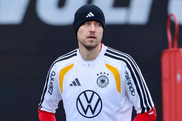Waldemar Anton (Germany) schaut, , Training der deutschen Fussball Nationalmannschaft, Volkswagen Arena am 11. November 2025 in Wolfsburg, Deutschland. (Foto von Marco Steinbrenner DeFodi Images) Waldemar Anton (Germany) looks on, , Training der deutschen Fussball Nationalmannschaft, Volkswagen Arena, November 11, 2025 in Wolfsburg, Germany. (Photo by Marco Steinbrenner DeFodi Images) DFL regulations prohibit any use of photographs as image sequences and or quasi-video. Waldemar Anton Germany looks on, , Training der deutschen Fussball Nationalmannschaft, Volkswagen Arena am 11 November 2025 in Wolfsburg, Germany Photo by Marco Steinbrenner DeFodi Images Waldemar Anton Germany looks on, , Training der deutschen Fussball Nationalmannschaft, Volkswagen Arena, November 11, 2025 in Wolfsburg, Germany Photo by Marco Steinbrenner DeFodi Images DFL regulations prohibit any use of photographs as image sequences and or quasi video