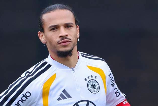 Leroy Sane (Germany) schaut, , Training der deutschen Fussball Nationalmannschaft, Volkswagen Arena am 11. November 2025 in Wolfsburg, Deutschland. (Foto von Marco Steinbrenner DeFodi Images) Leroy Sane (Germany) looks on, , Training der deutschen Fussball Nationalmannschaft, Volkswagen Arena, November 11, 2025 in Wolfsburg, Germany. (Photo by Marco Steinbrenner DeFodi Images) DFL regulations prohibit any use of photographs as image sequences and or quasi-video. Leroy Sane Germany looks on, , Training der deutschen Fussball Nationalmannschaft, Volkswagen Arena am 11 November 2025 in Wolfsburg, Germany Photo by Marco Steinbrenner DeFodi Images Leroy Sane Germany looks on, , Training der deutschen Fussball Nationalmannschaft, Volkswagen Arena, November 11, 2025 in Wolfsburg, Germany Photo by Marco Steinbrenner DeFodi Images DFL regulations prohibit any use of photographs as image sequences and or quasi video