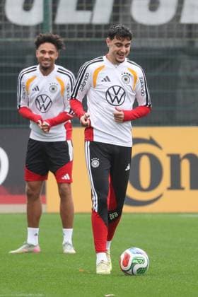 11 11 2025, xgox, football German national team training emspor, v l Aleksandar Pavlovic Germany, on the ball, plays the ball DFL DFB REGULATIONS PROHIBIT ANY USE OF PHOTOGRAPHS as IMAGE SEQUENCES and or QUASI VIDEO Wolfsburg