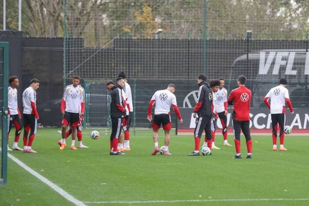 11 11 2025, xgox, Football German National Team Training emspor, v l The team on the training ground DFL DFB REGULATIONS PROHIBIT ANY USE OF PHOTOGRAPHS as IMAGE SEQUENCES and or QUASI VIDEO Wolfsburg