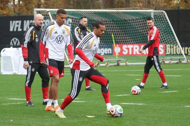 11 11 2025, xgox, Football German National Team Training emspor, v l Leroy Sane Germany, on the ball, plays the ball DFL DFB REGULATIONS PROHIBIT ANY USE OF PHOTOGRAPHS as IMAGE SEQUENCES and or QUASI VIDEO Wolfsburg