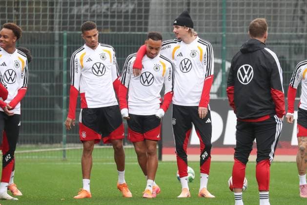 11 11 2025, xgox, Football German National Team Training emspor, v l Malick Thiaw Germany, , Jamie Leweling Germany, , Nick Woltemade Germany, DFL DFB REGULATIONS PROHIBIT ANY USE OF PHOTOGRAPHS as IMAGE SEQUENCES and or QUASI VIDEO Wolfsburg