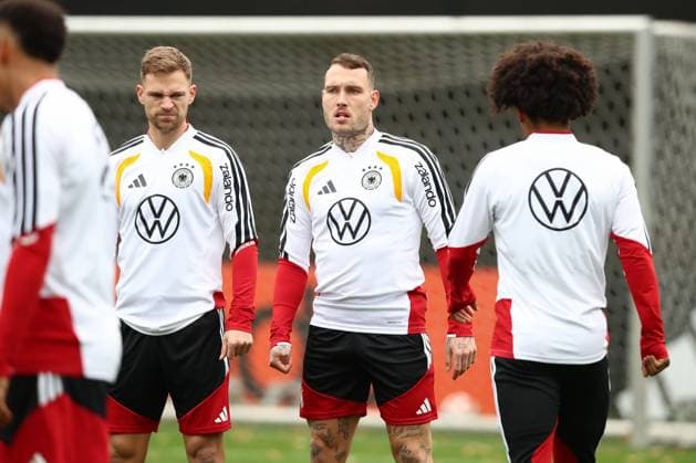 11 11 2025, xtgx, football national team, training in Wolfsburg emspor, v l Joshua Kimmich Germany , David Raum Germany DFL DFB REGULATIONS PROHIBIT ANY USE OF PHOTOGRAPHS as IMAGE SEQUENCES and or QUASI VIDEO Wolfsburg