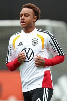 11 11 2025, xtgx, football national team, training in Wolfsburg emspor, v l Forzan Assan Ouedraogo Germany DFL DFB REGULATIONS PROHIBIT ANY USE OF PHOTOGRAPHS as IMAGE SEQUENCES and or QUASI VIDEO Wolfsburg