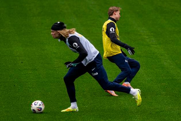 Training with the Norwegian men s national football team Oslo 20251111 Norway s Erling Braut Haaland and Andreas Schjelderup during a training session with the Norwegian men s national football team at Ullevaal Stadium before the World Cup qualifiers against Estonia and Italy Photo Fredrik Varfjell NTB Oslo Norway EDITORIAL USE ONLY RESTRICTED USE FOR BETTING COMPANIES  Copyright: xFredrikxVarfjellx xNTBx