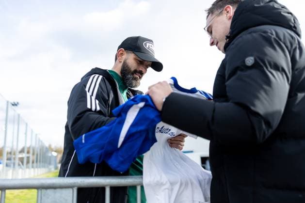 11 11 2024, Football, Season 2025 2026, 2 Bundesliga, Training FC Schalke 04, Head coach Miron Muslic FC Schalke 04 signs autographs, Gelsenkirchen Training ground FC Schalke 04 NRW Germany xRHR PHOTO DEx Copyright: EWERT RHR-FOTOx RHR-FOTO DE