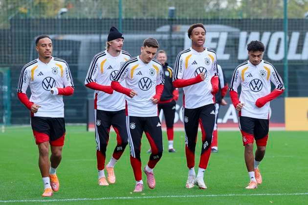 Jamie Leweling (Germany), Nick Woltemade (Germany), Said El Mala (Germany), Assan Ouedraogo (Germany) und Nathaniel Brown (Germany) waermen sich auf, , Training der deutschen Fussball Nationalmannschaft, Volkswagen Arena am 11. November 2025 in Wolfsburg, Deutschland. (Foto von Marco Steinbrenner DeFodi Images) Jamie Leweling (Germany), Nick Woltemade (Germany), Said El Mala (Germany), Assan Ouedraogo (Germany) und Nathaniel Brown (Germany) warm up, , Training der deutschen Fussball Nationalmannschaft, Volkswagen Arena, November 11, 2025 in Wolfsburg, Germany. (Photo by Marco Steinbrenner DeFodi Images) DFL regulations prohibit any use of photographs as image sequences and or quasi-video. Jamie Leweling Germany , Nick Woltemade Germany , Said El Mala Germany , Assan Ouedraogo Germany and Nathaniel Brown Germany warm up, , Germany national soccer team training, Volkswagen Arena, November 11, 2025 in Wolfsburg, Germany Photo by Marco Steinbrenner DeFodi Images Jamie Leweling Germany , Nick Woltemade Germany , Said El Mala Germany , Assan Ouedraogo Germany and Nathaniel Brown Germany warm up, , Training of the German national soccer team, Volkswagen Arena, November 11, 2025 in Wolfsburg, Germany Photo by Marco Steinbrenner DeFodi Images DFL regulations prohibit any use of photographs as image sequences and or quasi video