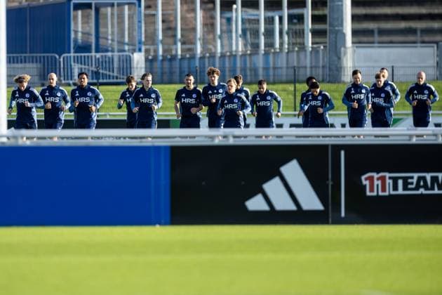 11 11 2025, Football, Season 2025 2026, 2 Bundesliga, Training FC Schalke 04, The players of S04 warm up, Gelsenkirchen Training ground FC Schalke 04 NRW Germany xRHR PHOTO DEx Copyright: EWERT RHR-FOTOx RHR-FOTO DE