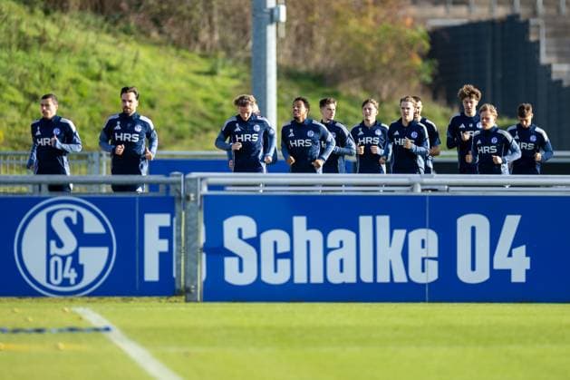 11 11 2025, Football, Season 2025 2026, 2 Bundesliga, Training FC Schalke 04, The players of S04 warm up, Gelsenkirchen Training ground FC Schalke 04 NRW Germany xRHR PHOTO DEx Copyright: EWERT RHR-FOTOx RHR-FOTO DE