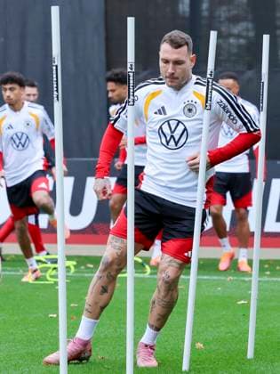 David Raum (Germany) waermt sich auf, , Training der deutschen Fussball Nationalmannschaft, Volkswagen Arena am 11. November 2025 in Wolfsburg, Deutschland. (Foto von Marco Steinbrenner DeFodi Images) David Raum (Germany) warms up, , Training der deutschen Fussball Nationalmannschaft, Volkswagen Arena, November 11, 2025 in Wolfsburg, Germany. (Photo by Marco Steinbrenner DeFodi Images) DFL regulations prohibit any use of photographs as image sequences and or quasi-video. David Raum Germany warms up, , Training der deutschen Fussball Nationalmannschaft, Volkswagen Arena am 11 November 2025 in Wolfsburg, Germany Photo by Marco Steinbrenner DeFodi Images David Raum Germany warms up, , Training der deutschen Fussball Nationalmannschaft, Volkswagen Arena, November 11, 2025 in Wolfsburg, Germany Photo by Marco Steinbrenner DeFodi Images DFL regulations prohibit any use of photographs as image sequences and or quasi video