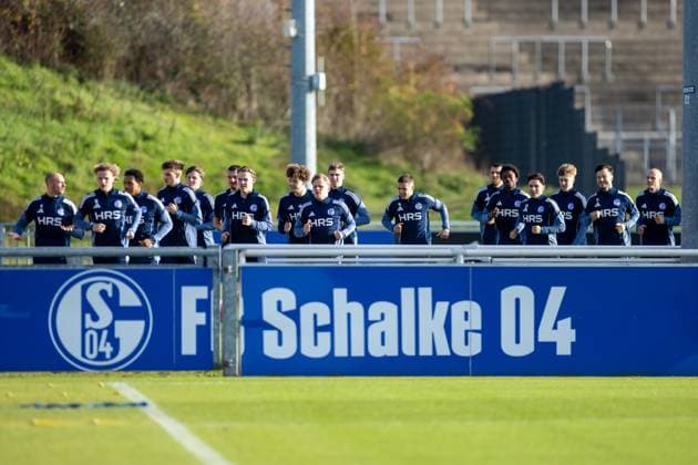 11 11 2025, Football, Season 2025 2026, 2 Bundesliga, Training FC Schalke 04, The players of S04 warm up, Gelsenkirchen Training ground FC Schalke 04 NRW Germany xRHR PHOTO DEx Copyright: EWERT RHR-FOTOx RHR-FOTO DE